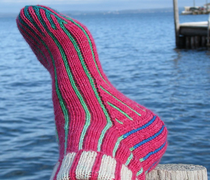 Chaussettes à rayures fines en tricot double par Lucy Neatby | Patron numérique