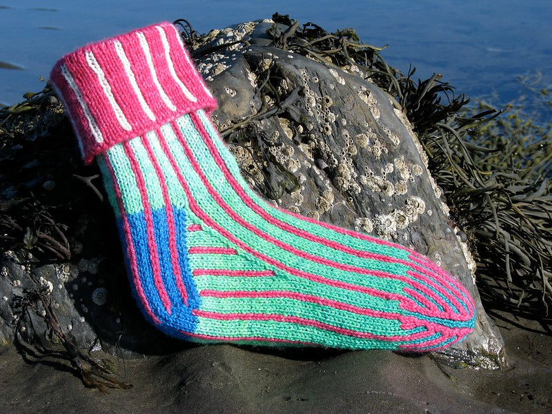 Chaussettes à rayures fines en tricot double par Lucy Neatby | Patron numérique