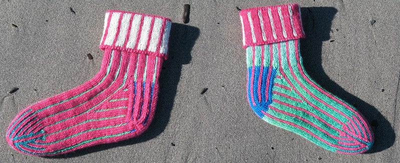 Chaussettes à rayures fines en tricot double par Lucy Neatby | Patron numérique