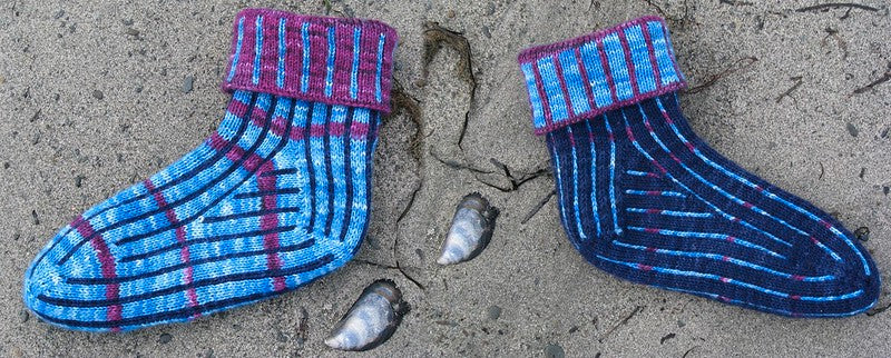 Chaussettes à rayures fines en tricot double par Lucy Neatby | Patron numérique