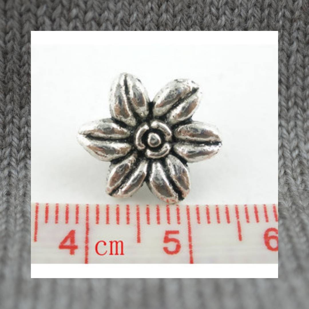 Flower metal shank buttons in a zinc based alloy, silver, 2 holes, 14mm 4/8"