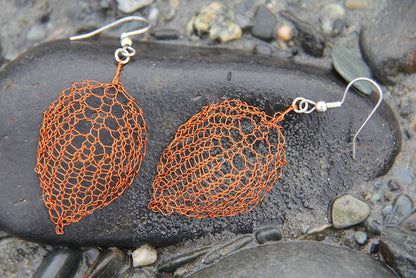 Boucles d'oreilles en fil de cuivre et feuilles par Lucy Neatby - Modèle numérique