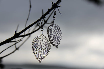 Boucles d'oreilles en fil de cuivre et feuilles par Lucy Neatby - Modèle numérique