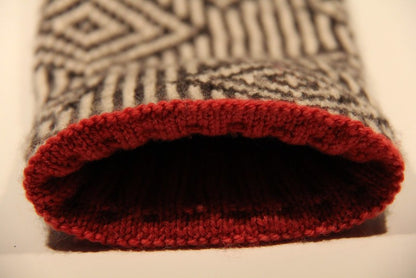 Paradoxical Mittens by Lucy Neatby | Digital Pattern